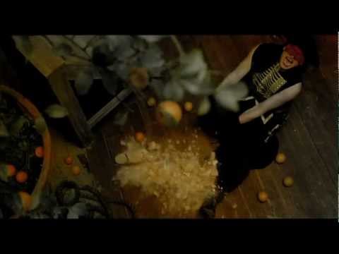 Videoclip de Paradise Circus — Massive Attack