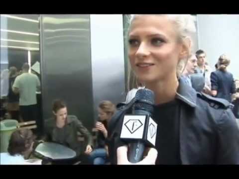 Freja Beha & Karmen Pedaru @ D&G SS 2011 Backstage