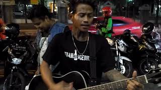 Download lagu Pengamen Jogja Bersuara Emas- Harusnya Aku - Armada mp3