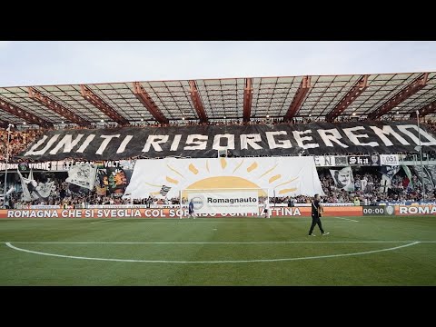 Mirko Casadei canta "Romagna mia" in mezzo allo stadio