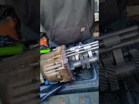 Nissan Hard Body: Broken 5spd Transmission