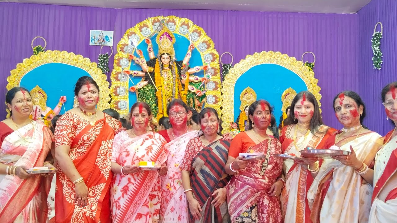 VIDEO: सिंदूर खेलकर सुहागिनों ने मां दुर्गा को नम आँखों से दी विदाई