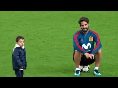 Isco playing with his son in Spain training