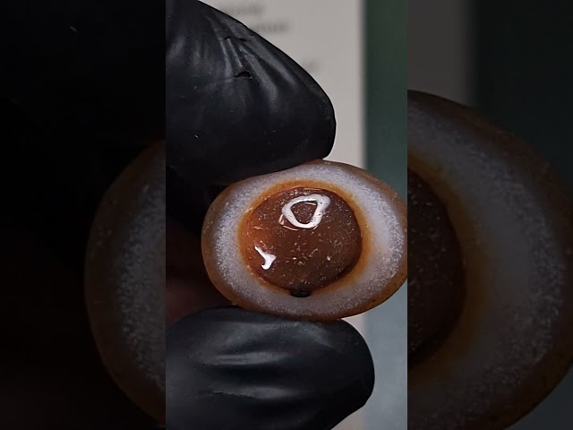 حجر عقيق على هيئة عين مفحوص طبيعي بشهادة مختبر