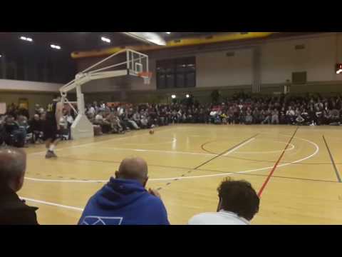 Simone Doneda al dunk contest del torneo Malaguti 2017 (2a schiacciata)
