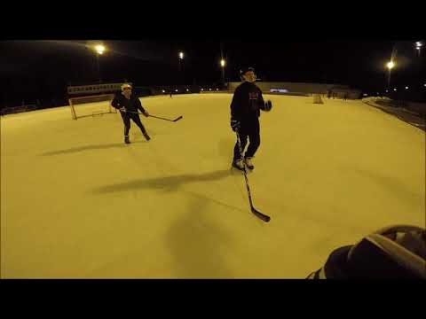 Niklas slår sönder Mackans klubba på isstadion