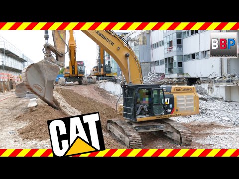 Caterpillar 352F verbreitert Fahrstraße für Longfrontbagger, Unterföhring, Germany, 07.10.2021.
