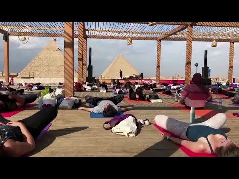 エジプトの古代の驚異がヨガイベントのホストを務める (Egypt's ancient wonders play host to yoga event)