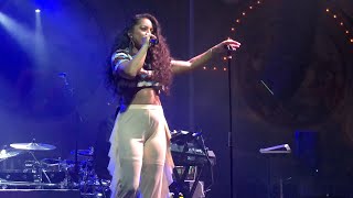 Kiana lede in concert