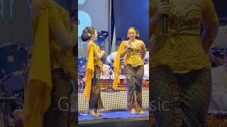 Download lagu Niken adu mekanik suara sama Sinden Mayangkara #nikensalindriterbaru #nikensalindri mp3