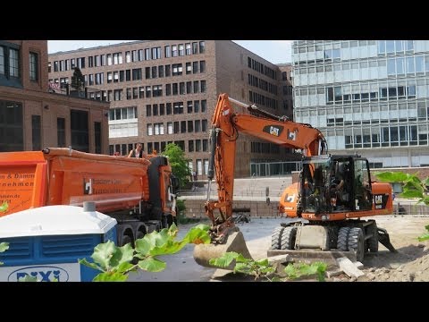 Bagger CATERPILLAR M316D belädt einen Laster - Soeren66