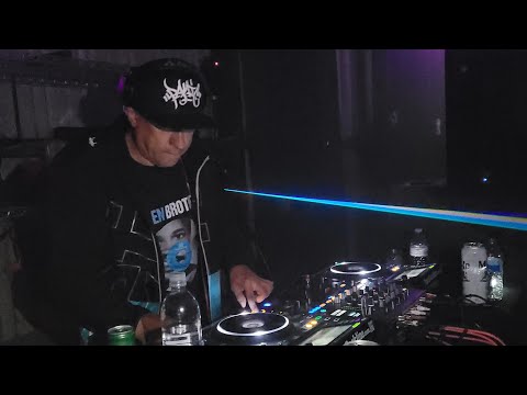 This is Jungle! This is how it's done. RAW. Los Angeles.