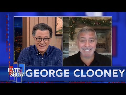 喬治-克魯尼在他的孩子的房間外面假裝和聖誕老人說話，讓他們表現出來。 (George Clooney Pretends To Talk To Santa Outside His Children's Room To Get Them To Behave)