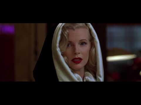 Lynn (Divine Kim Basinger) meets Bud (Russell Crowe) for the first time