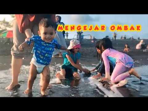 Seru Banget‼️playing in the waves and sand on the beach with family