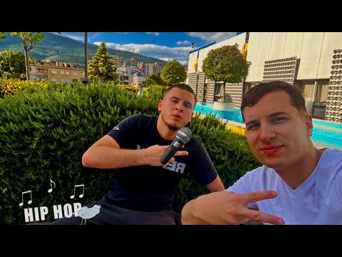 Megju zgradi glava gore drzi gard 24 Andrej