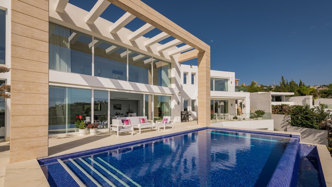 A stunning villa in the best position in los Arqueros, with amazing sea and golf views