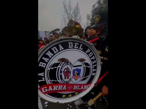 "Arengazo de la Garra Blanca de Colo Colo en la previa del partido vs Universidad Católica" Barra: Garra Blanca &bull; Club: Colo-Colo