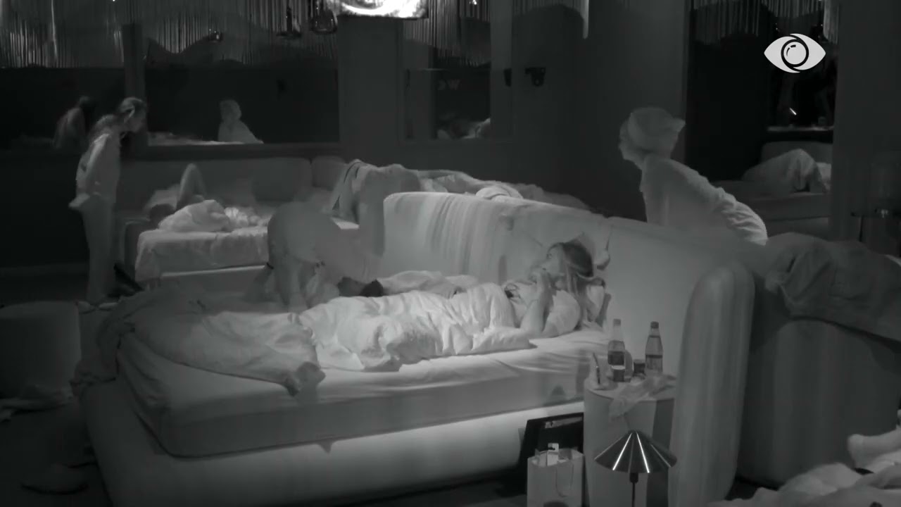 Egli mbulon Gjestin teksa fle gjumë