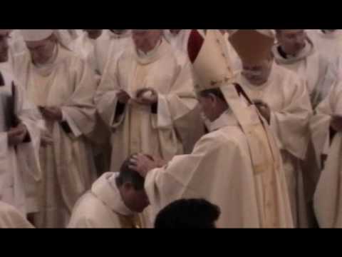 Otranto Mons.  Enzo Pisanello ordinato Vescovo di Oria. L'imposizione delle mani