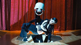 Um louco coloca suas vítimas em animatrônicos, que de repente ganham vida e atacam a todos.