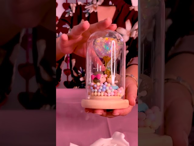 Vídeo relacionado con Anveltech Rosa Eterna,Figuritas de Rosas de Cristal con Forma de ángel y Collar Incorporado, San Valentín, Día de la Madre, Regalos de Cumpleaños para Mujeres