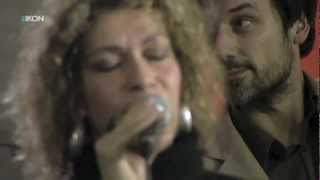 Rolinha Kross in OBA Live singing "Alejn Bajm Rol" after a poem by Lev Berinski