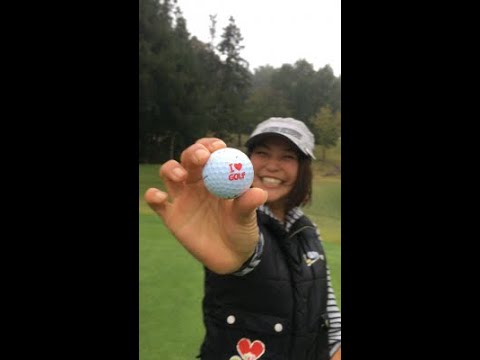 Golf femenino | ¡Hermosa golfista Kanako Kato! ¡Disfruta del golf incluso bajo la lluvia en Hatsuho Country Club en la prefectura de Gunma!