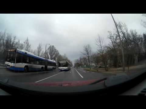 Autóban: nyomulós buszsofőr LMG-110, és személsgépkocsi