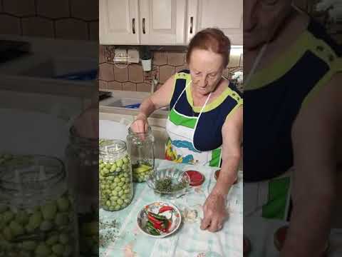 Preparo le olive in salamoia e utilizzo l'uovo