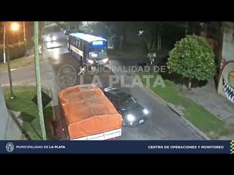 Un colectivo de la línea Norte chocó con un auto que circulaba a gran velocidad en Gonnet: Debió intervenir el SAME
