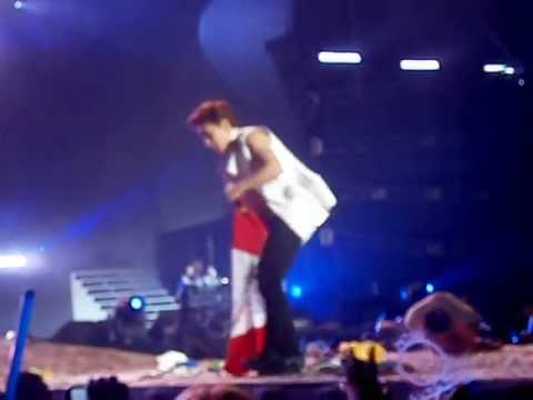 [Fancam] 130427 Super Show 5 in Peru - Sungmin cleans peruvian flag at Dancing Out