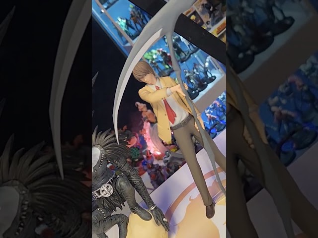 Vídeo relacionado con BARRADO Peluche de los Personajes de Death Note - 28 Centímetros - Light Yagami, L, Ryuk - Calidad Super Soft (Ryuk)
