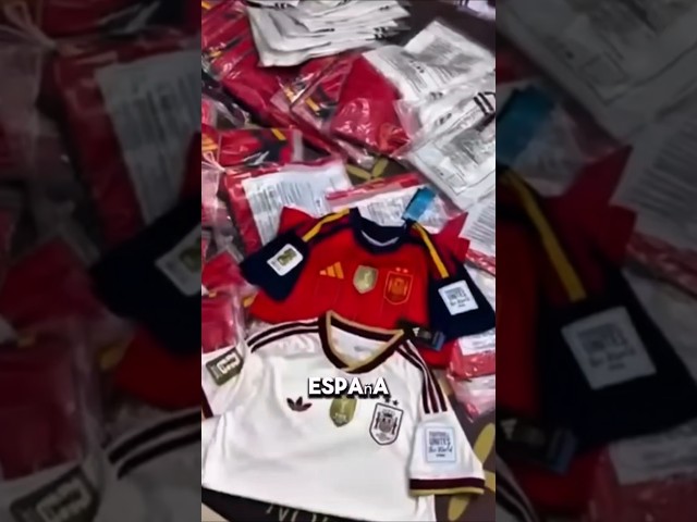 Vídeo relacionado con RAOPNHS Set Aficionado España 7 Piezas, Bufanda España Mundial 2026 con Peluca, Pulsera, Tatuajes y Banderas, Accesorios Fútbol para Partido, Bar, Fiesta y Celebración