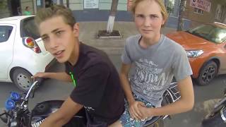 Смотреть онлайн Подборка: Подростки ездят без шлема на мотоциклах