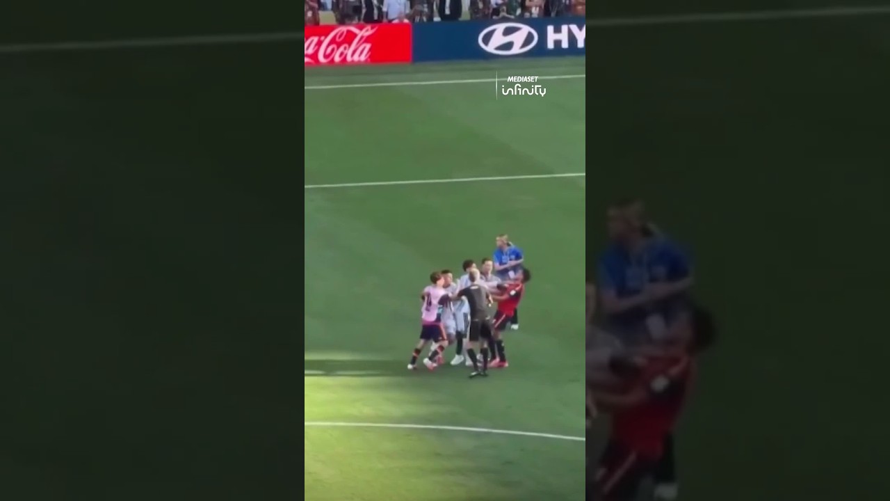 La tangana al final del partido entre Paredes y Gavi que deslució las celebraciones de España