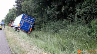 preview picture of video 'Vrachtwagen in greppel langs A27 bij Oosterhout (2013-06-21 )'