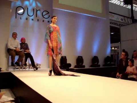 Zandra Rhodes catwalk show captured by Retox Magazine