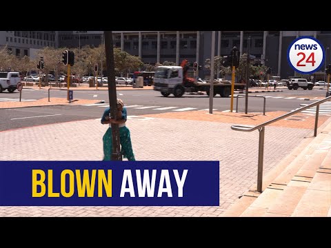 WATCH | Capetonians battle to stay on their feet in gale force winds sweeping through the city