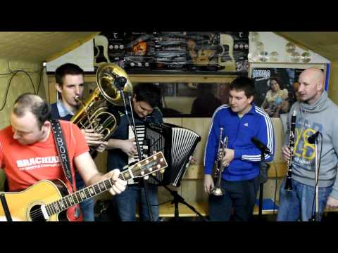 Ansambel JUHEJ / Die JUHEJ Oberkrainer - VESELO V KRANJSKO GORO / AUF NACH KRANJSKA GORA