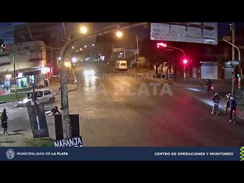 Un automovilista pasó en rojo y chocó a un motociclista en 122 y 72