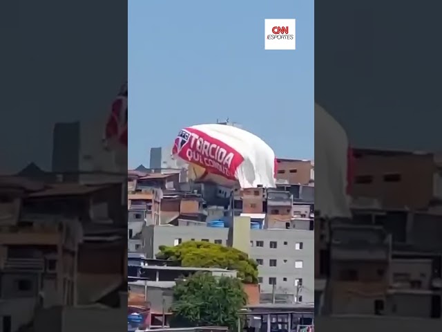 Dirigível com símbolo do São Paulo cai sobre casas em Osasco