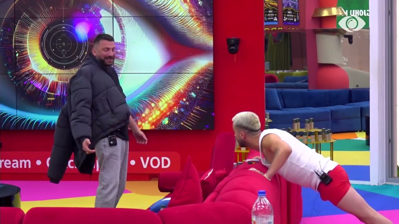 I bën rreng te shtrati, Kelly imiton reagimin e mundshëm të Vserlos: Ta mbash mend ti, të gjithë ju…