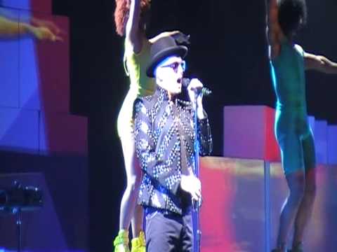 Chris Lowe drums + Neil wave at me (Pet Shop Boys Prague 2009) Building A Wall & Go West
