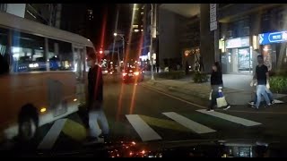 桃園市的免費市民公車還敢不禮讓行人啊？是想撞死人才會怕是嗎