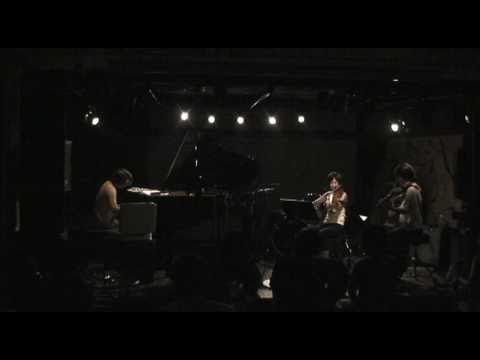 trico! Rie Yoshihara 良原リエ ''東の街'' prepared piano performance