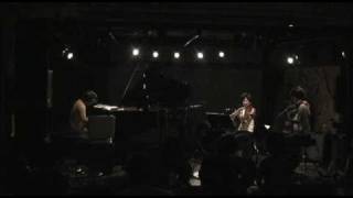 trico! Rie Yoshihara 良原リエ ''東の街'' prepared piano performance
