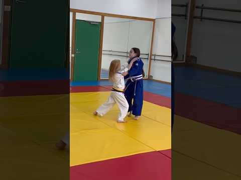 Judo fight little girl VS big girl