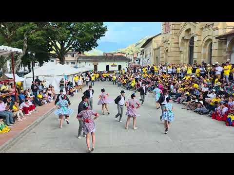 La carranga está de moda. Grupo de Danza Juvenil de San Joaquín Santander. 