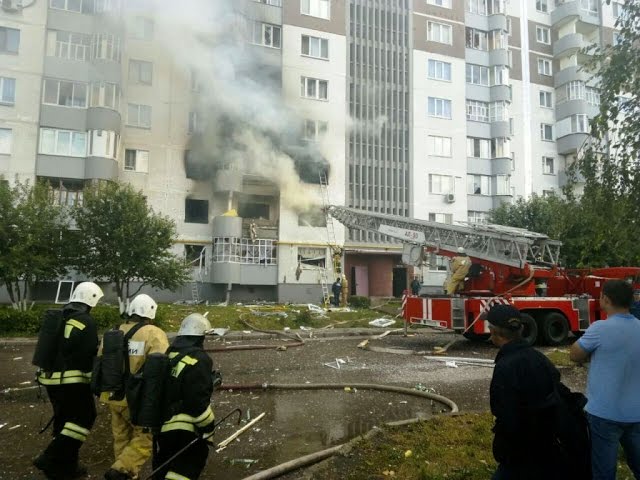 На пожаре в жилом доме Челнов обгорели шесть квартир, выбито 61 окно. Погибших и госпитализированных нет — МЧС